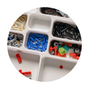 lego bouwstenen geordend in vakjes